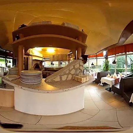 Zum Zecher מלון 3*