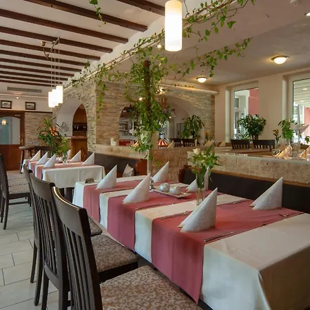 Hotel Zum Zecher 3*